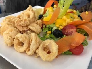 Calamares (patagonigos) Fritos con Ensalada