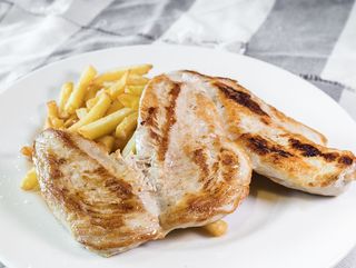Pechuga de pollo a la plancha con patatas