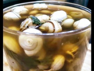 Caracoles en Caldo de Temporada.