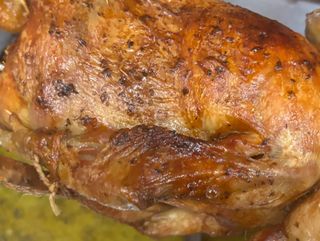 Pollo asado con patatas  pequeñas