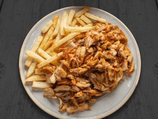 Plato de shawarma de pollo casero con patatas