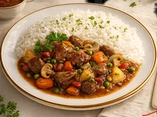 Ternera en salsa con guarnición