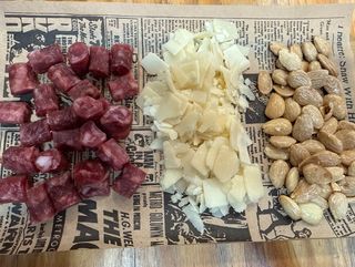 Salchicha Seca Con Almendras Y Parmesano