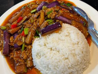 Arroz blanco con berenjena