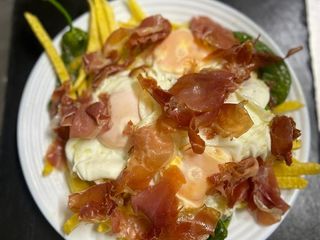 Huevos rotos con jamón