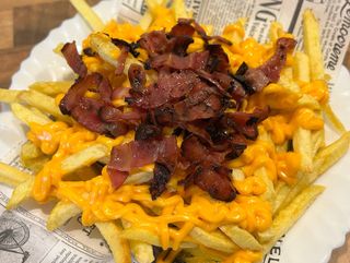 Patatas con cheddar y bacon