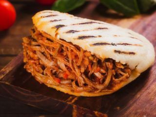 Arepa con chorizo y ensalada