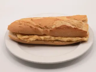 Bocadillo de tortilla francesa