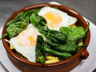 Amb Patates I Pebrots De Padrón