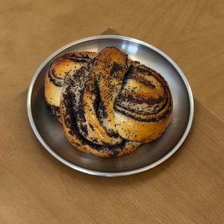 Rollo con semillas de amapola