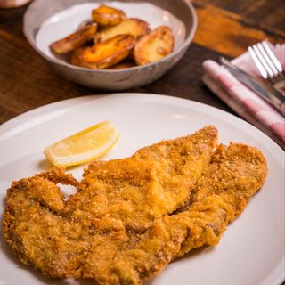 Cotoletta alla milanese con patatas fritas