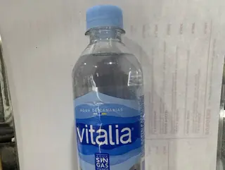 Agua sin gas