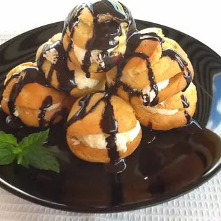 Profiteroles de nata con chocolate (8 uds)