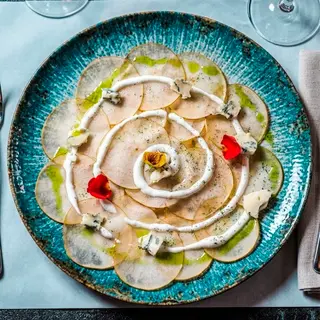 Carpaccio di pera con crema di gorgonzola e miele