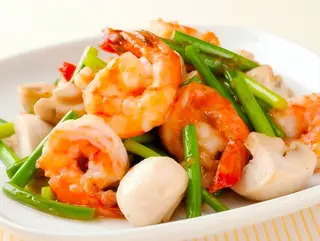 Gambas con frijoles negros