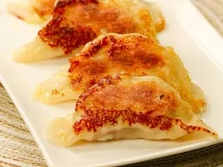 Dumplings fritas en sartén
