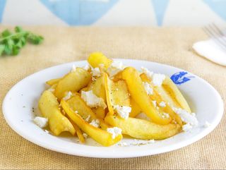 Patatas fritas y feta