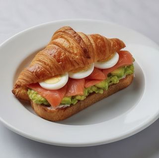 Croissant Salmón, Queso Crema, Aguacate, Huevo Cocido
