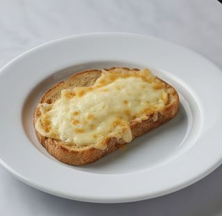 Tostada De Pavo Y Queso Fundido