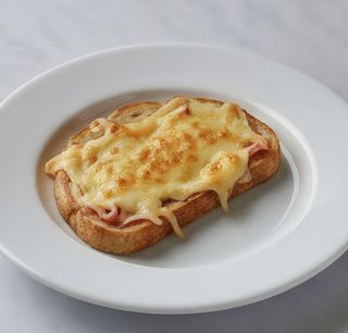 Tostada De Jamón York Y Queso Fundido