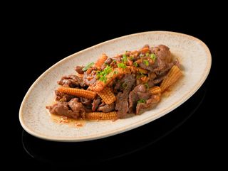 Lamina De Buey Con Seta Y Bambu 玉米笋炒牛肉条