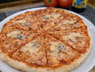 Pizza Cuatro Quesos (30x30 Cm.)