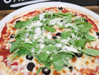 Pizza De Rúcula Y Grana Padano (30x30 Cm.)