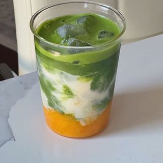 Matcha leche de coco y mango