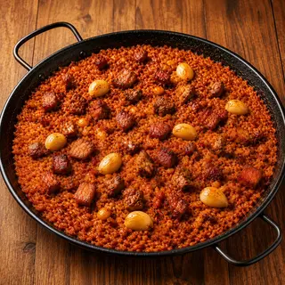 Arroz de secreto ibérico, torreznos y ajos confitados XL