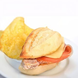 Montadito De Lomo Con Queso Y Jamón