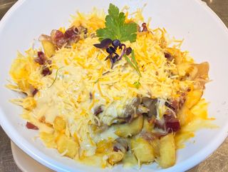 Ración De Patatas Gratinadas Con Setas