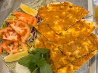 Lahmacun con ensalada