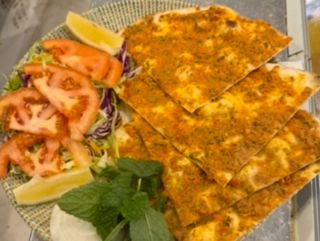 Lahmacun  con ensalada