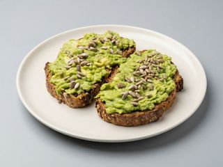 Tostada con aguacate, tomate y semillas