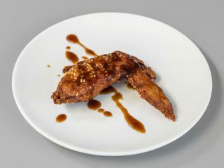 Goma teba de alitas de pollo caramelizado (4 pzas.)