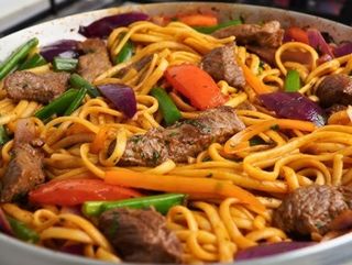 Espagueti salteado de carne