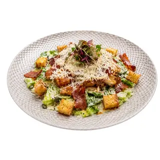 Ensalada César con pollo crujiente