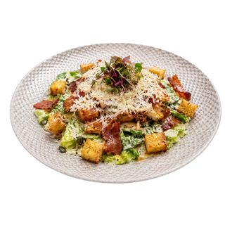 Ensalada César con pollo crujiente