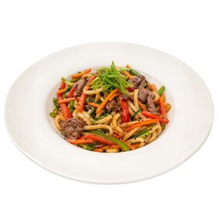 Yaki udon con ternera