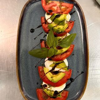 Ensalada Caprese Tricolore