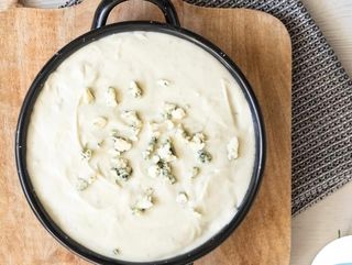 Tostada crema de queso azul