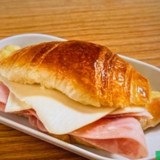 Cafe o bebida + croissant mixto