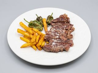 Entrecot A La Plancha Con Patatas Y Pimiento De Padrón (500 G.)