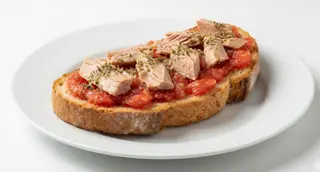 Tostada De Atún Con Tomate Y Orégano