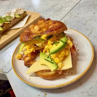 Croissant con Serrano