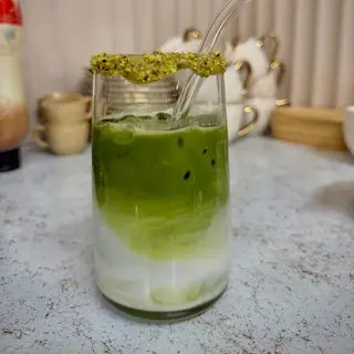 Ice Matcha Latte con Pistacho y chocolate blanco
