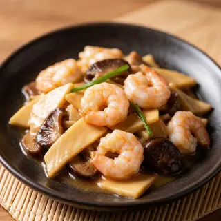 Gambas con bambú y setas china