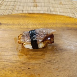 Nigiris de sardina fumada i foie flamejat al teriyaki 3u.