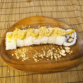 Nou uramaki amb tonkatsu i estil Thai 8ud.