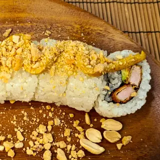 Nou uramaki amb tonkatsu i estil Thai 4ud.